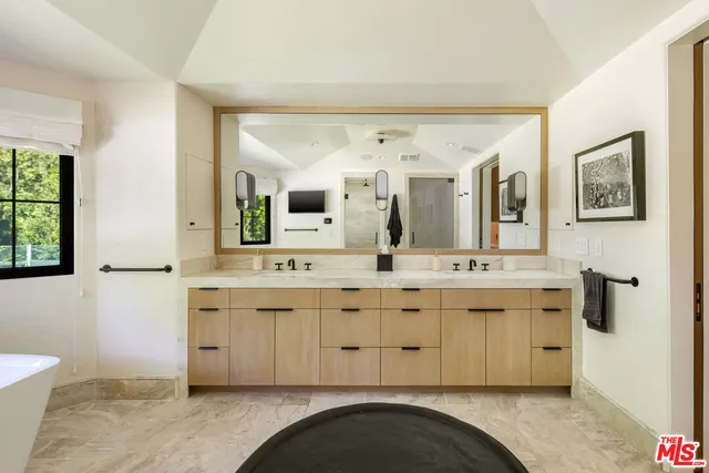 $6,299,000 | 7651 Willow Glen Road, Los Angeles, CA 90046