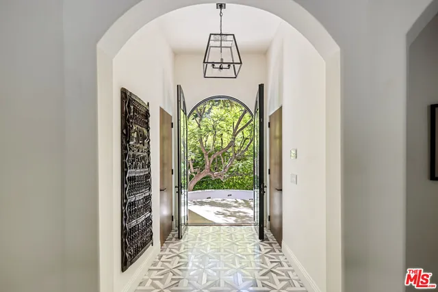 $6,299,000 | 7651 Willow Glen Road, Los Angeles, CA 90046