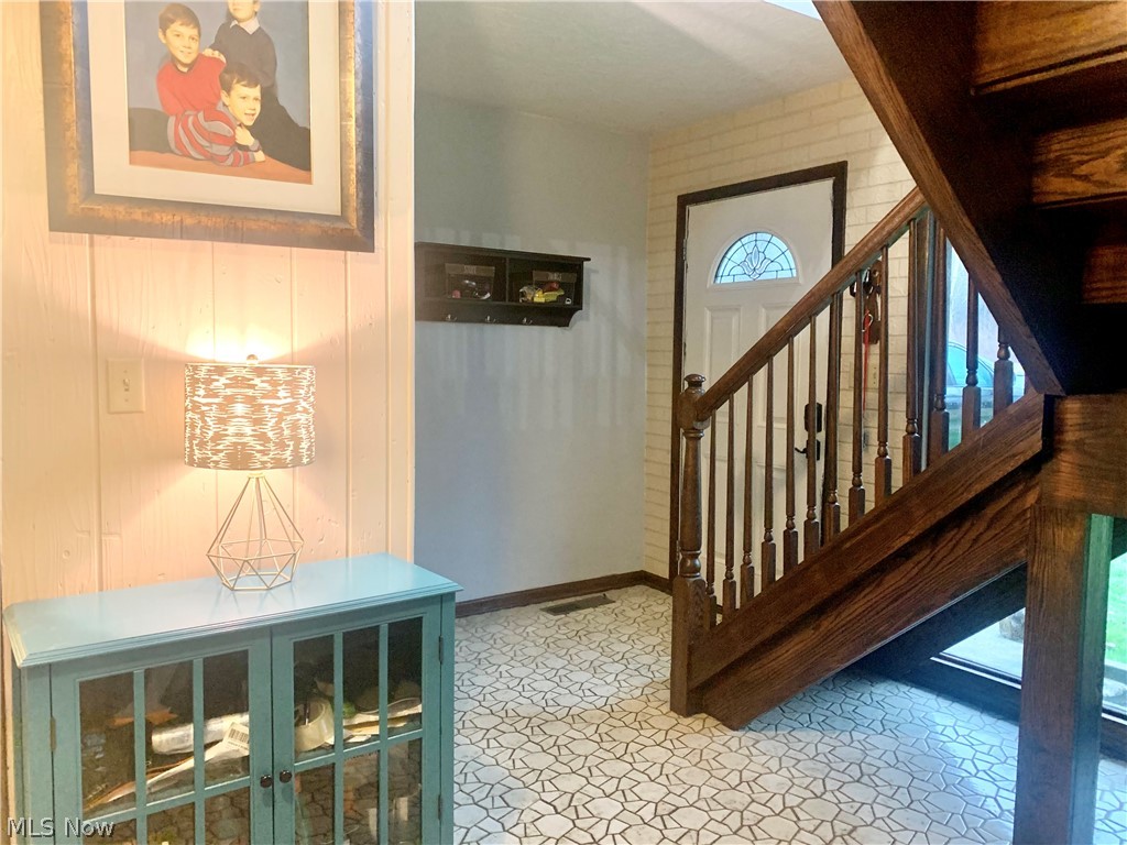 4280 Copley Road Akron, OH 44321 - Photo 3 of 35 Foyer