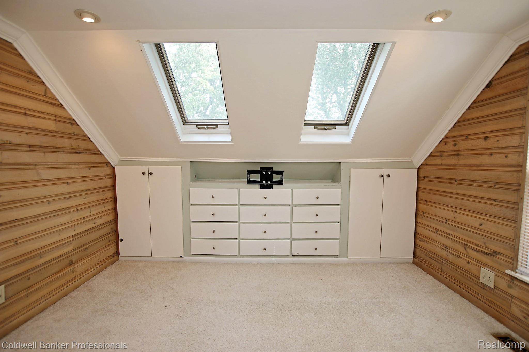 2696 Wakefield Road Berkley, MI 48072 - Photo 25 of 38 25) Upstairs Bedroom 2.jpg