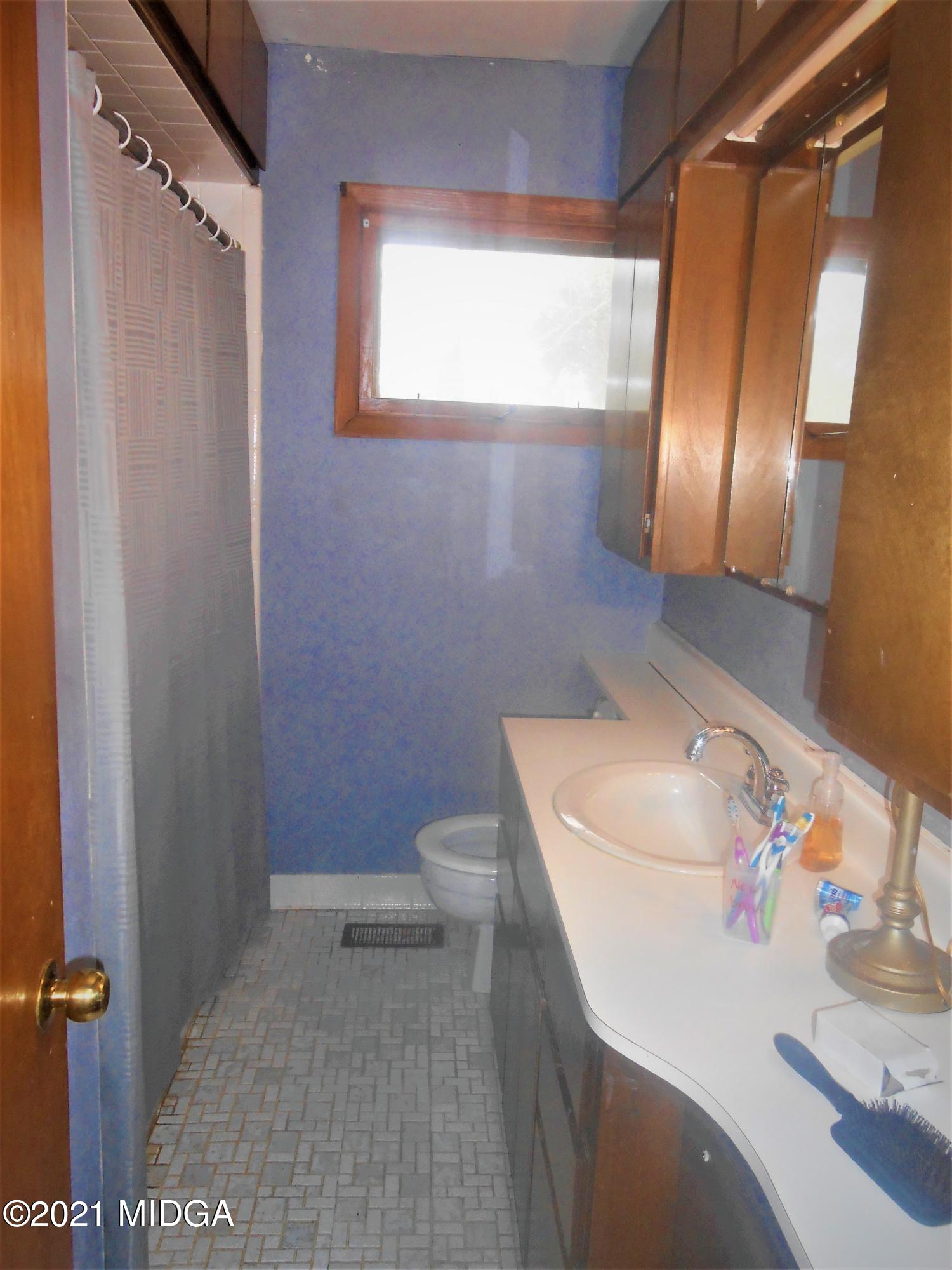 126 Carter Circle Warner Robins, GA 31093 - Photo 4 of 13 a bathroom with a sink a toilet and shower