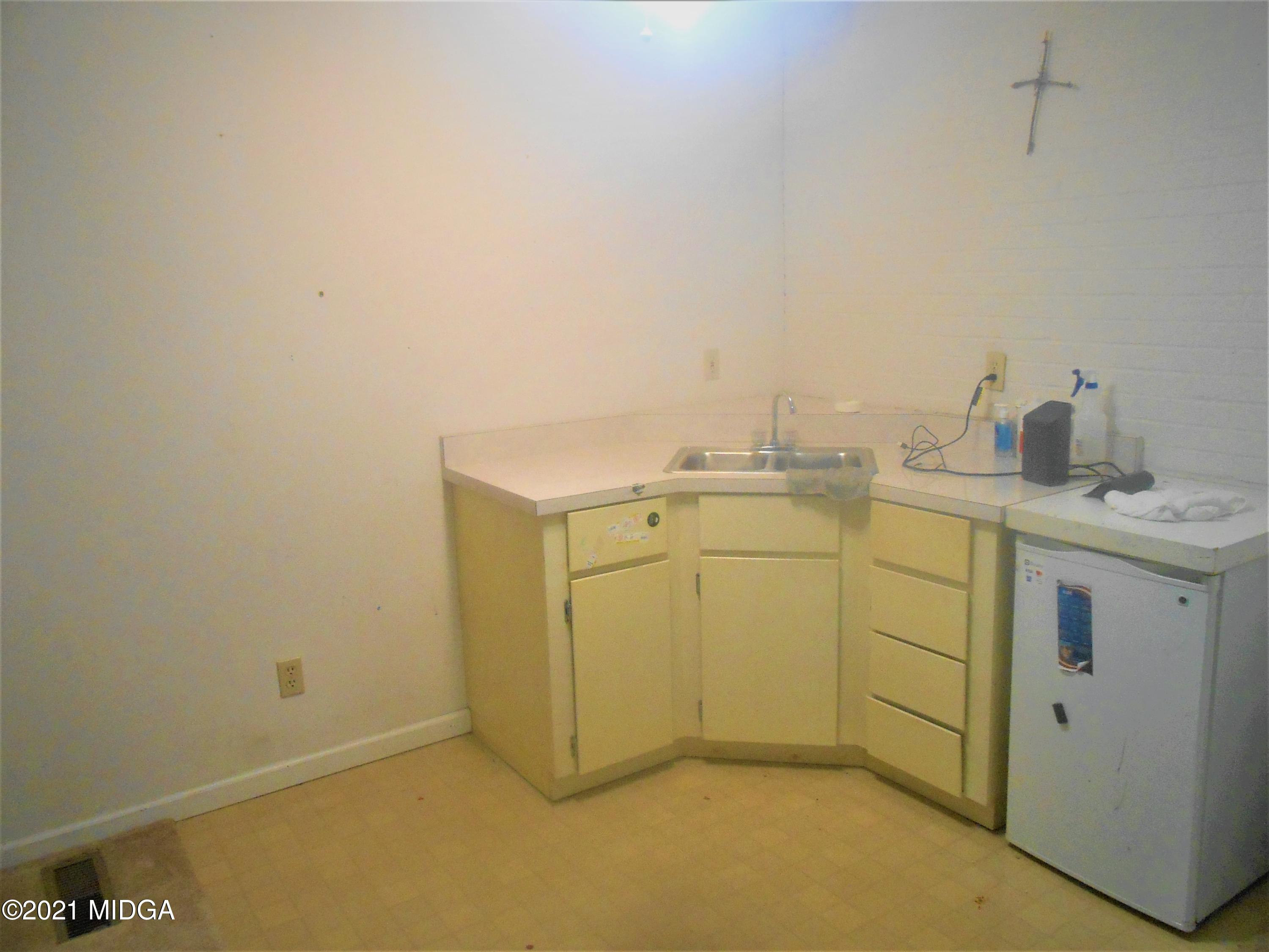 126 Carter Circle Warner Robins, GA 31093 - Photo 9 of 13 a utility room with dryer and washer