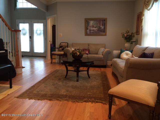 106 Autumn Road Matawan, NJ 07747 - Photo 6 of 29 Living Room