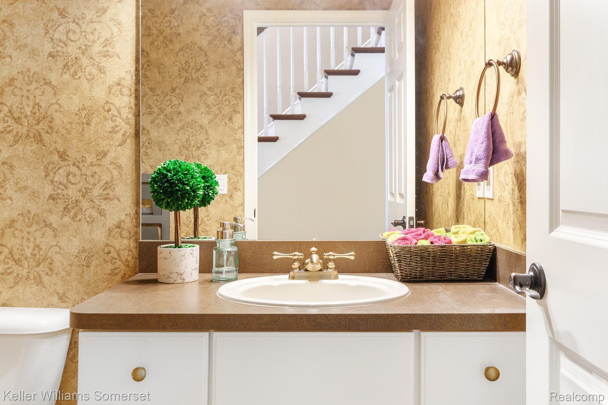 1052 Moran Drive Rochester, MI 48307 - Photo 20 of 42 Power room on the first floor