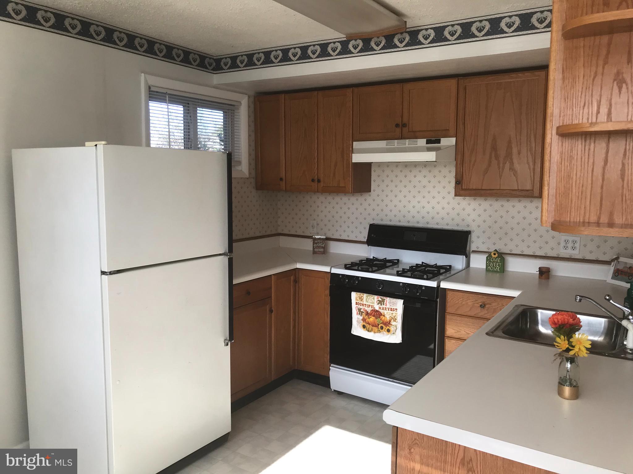 1645 Riverwood Road Baltimore, MD 21221 - Photo 4 of 24 Kitchen with table space