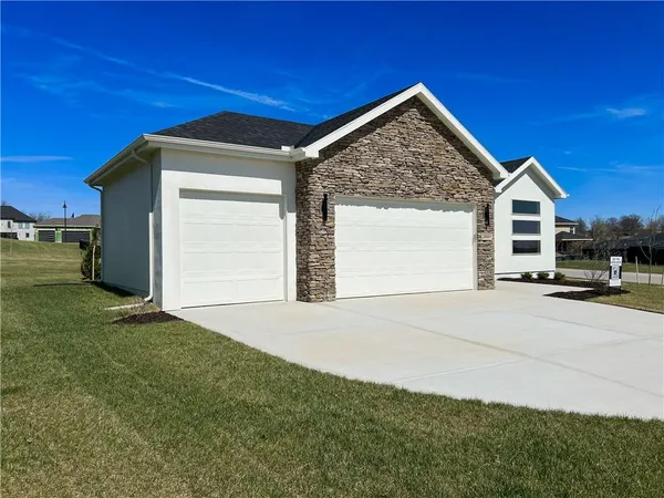 $595,000 | 2601 Northeast Wheatley Drive, Blue Springs, MO 64029