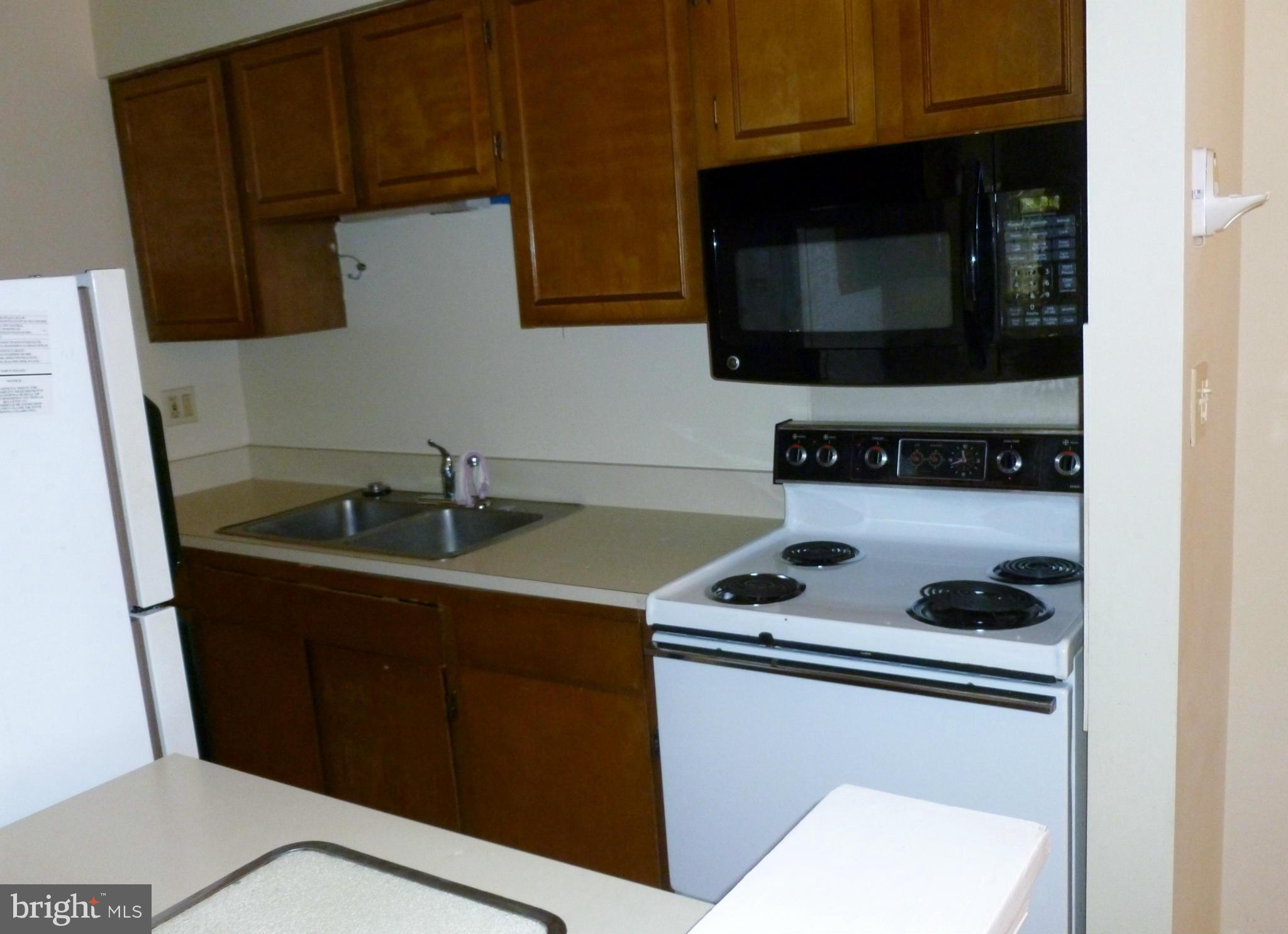 5913 E Prince James Drive, Unit 33 Springfield, VA 22152 - Photo 3 of 8 Kitchen
