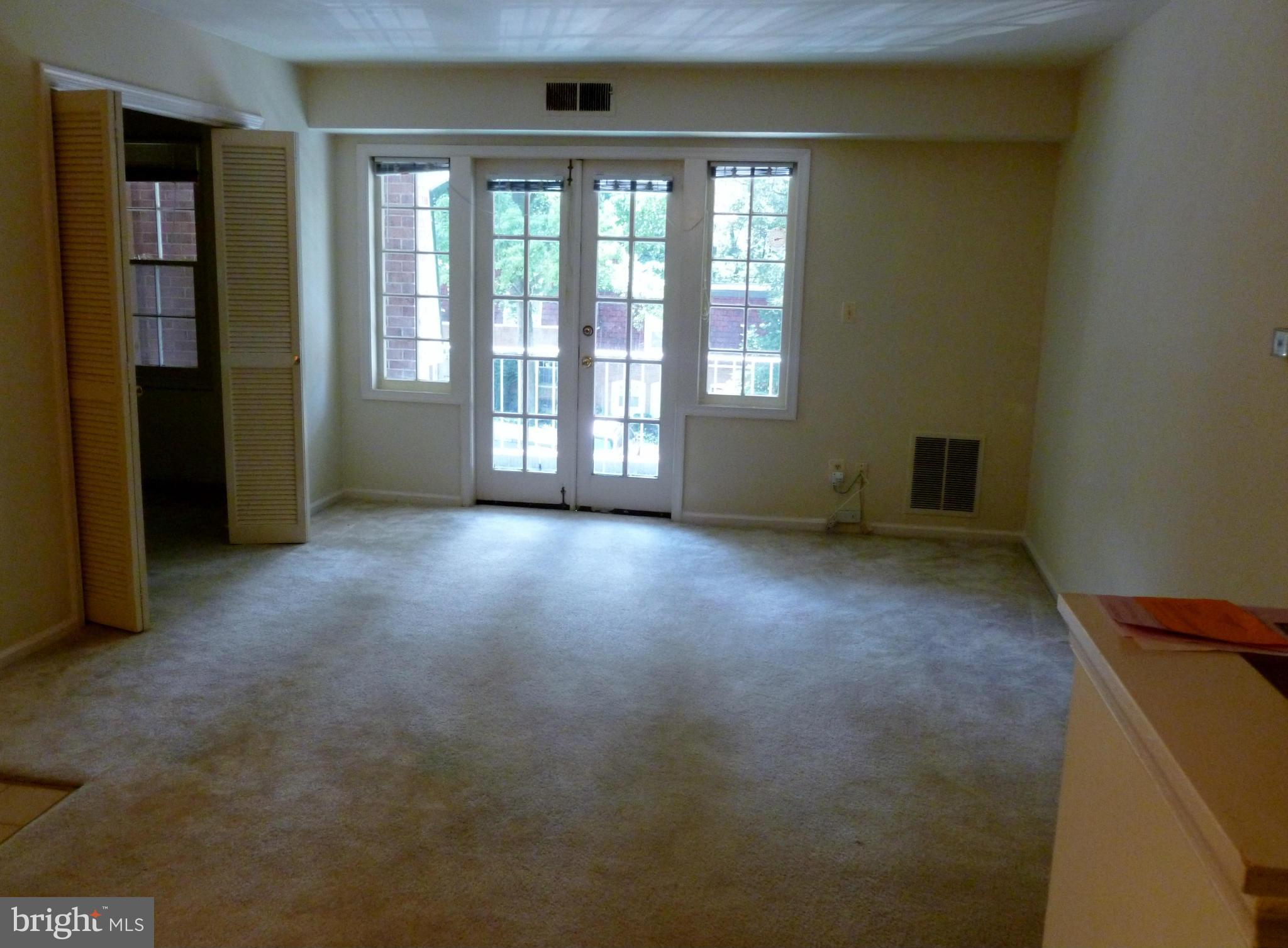 5913 E Prince James Drive, Unit 33 Springfield, VA 22152 - Photo 4 of 8 Living Room