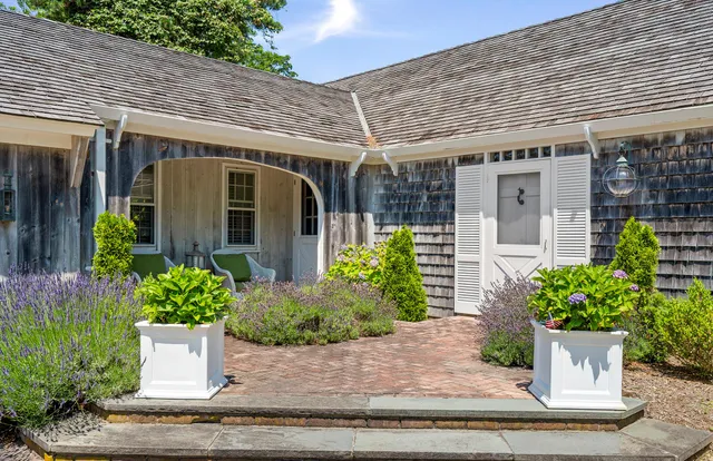 $5,195,000 | 19 Quaquanantuck Lane, Quogue, NY 11959