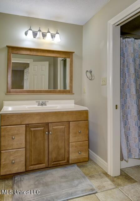128 Robinhood Road Vicksburg, MS 39180 - Photo 59 of 66 thumbnail_Shared Third Bathroom 1