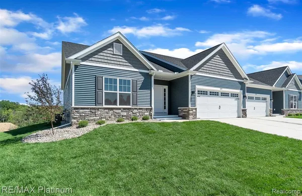 $345,000 | 859 Oakwood Circle, Unit 21, Fenton, MI 48430
