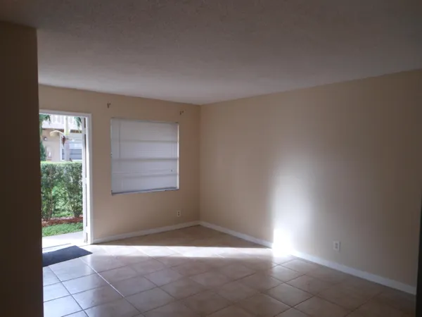 $1,450 | 205 Northeast 3rd Street, Unit 102, Boynton Beach, FL 33435