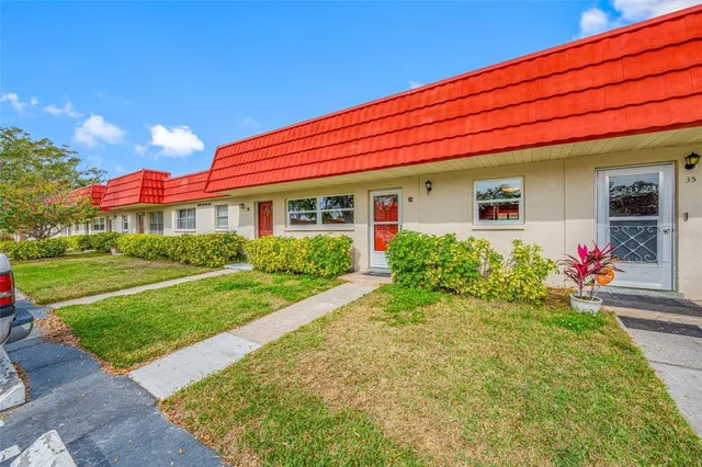 $124,900 | 5860 38th Avenue North, Unit 34, St. Petersburg, FL 33710