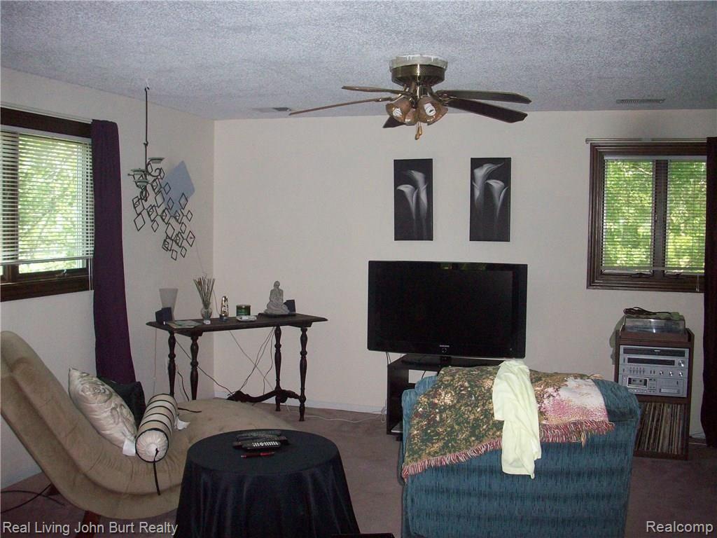 60355 Mt Vernon Road Rochester, MI 48306 - Photo 13 of 21 Sitting area in large master bedroom