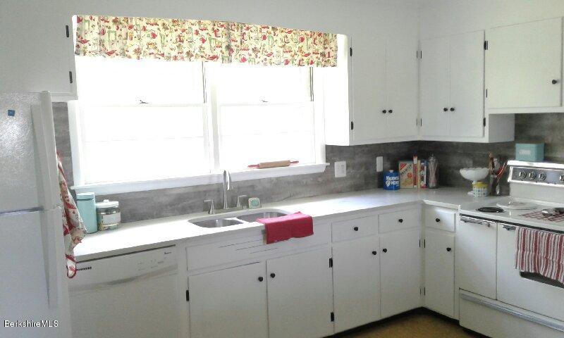 115 Ridgeway Avenue Pittsfield, MA 01201 - Photo 4 of 22 kitchen