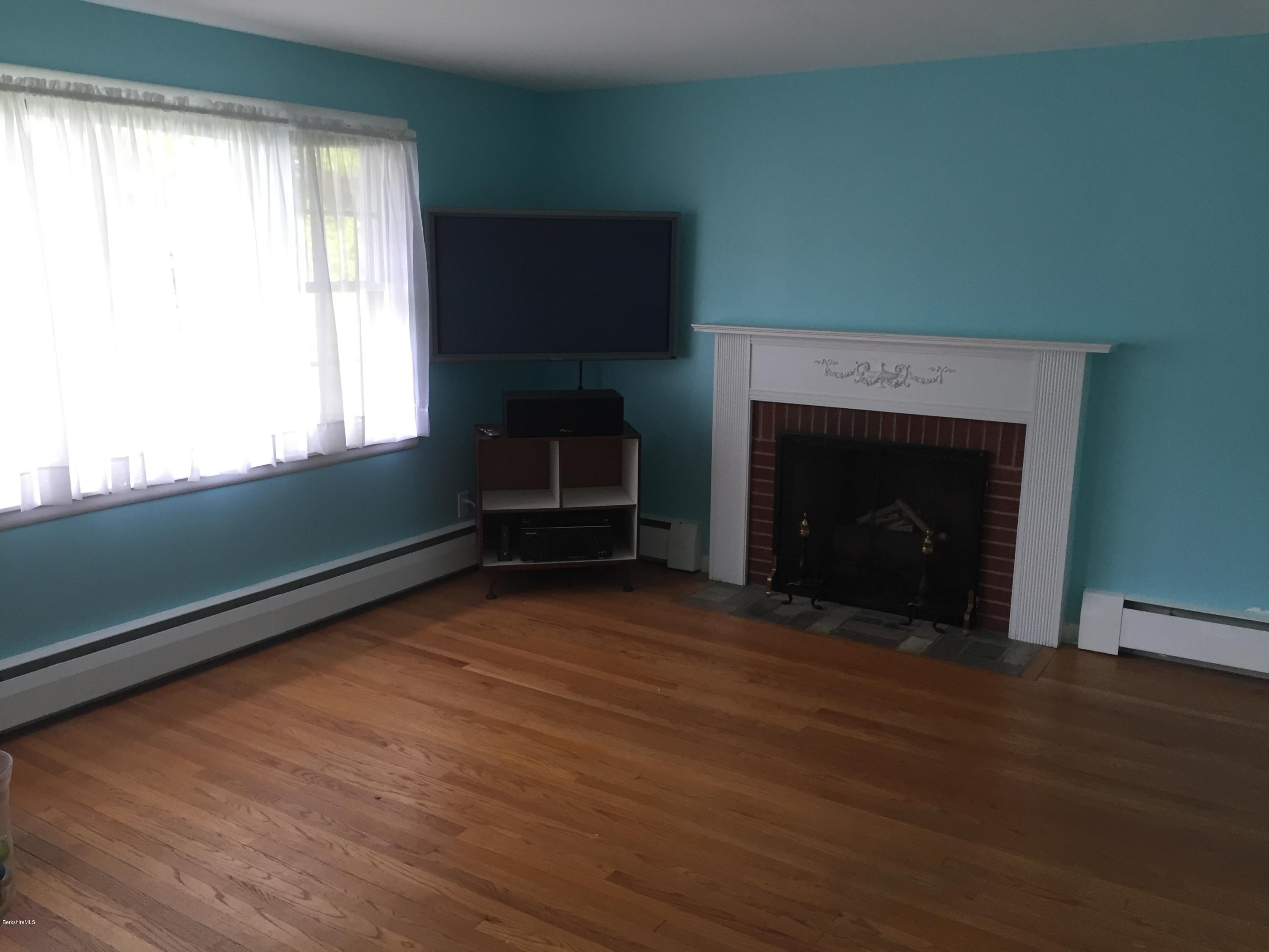 115 Ridgeway Avenue Pittsfield, MA 01201 - Photo 8 of 22 living room