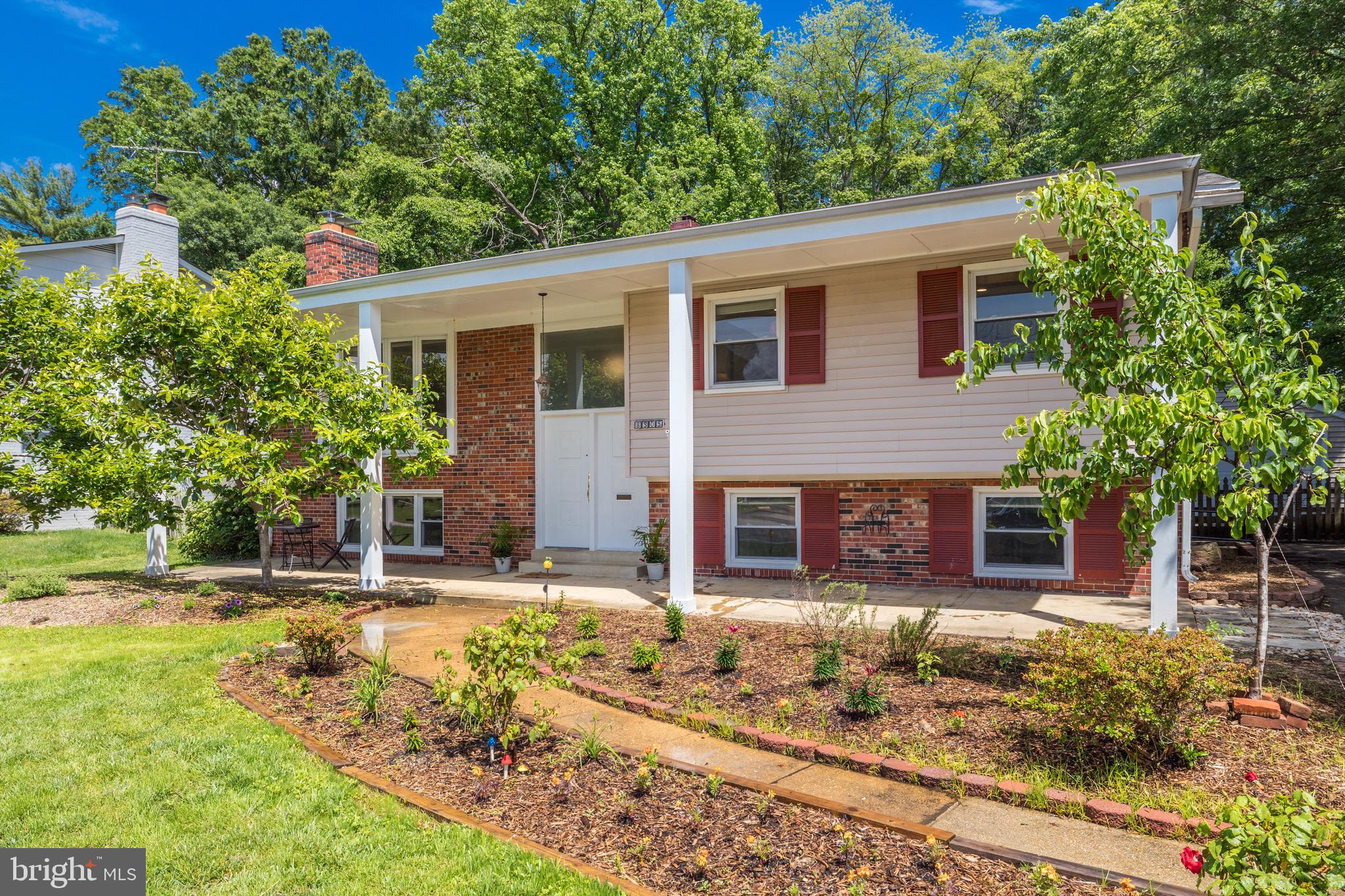 8305 Fort Hunt Road Alexandria, VA 22308 - Photo 6 of 74 a front view of a house with garden