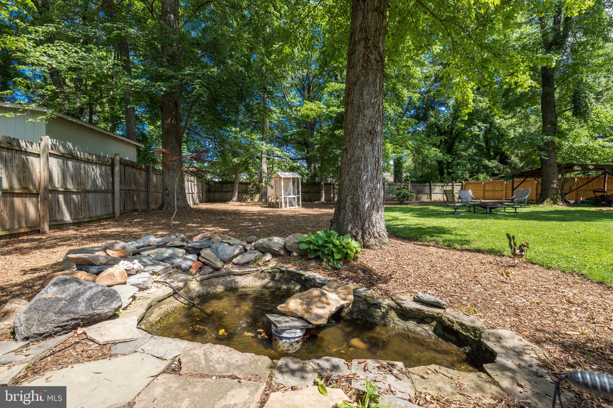 8305 Fort Hunt Road Alexandria, VA 22308 - Photo 61 of 74 a backyard of a house with lots of green space