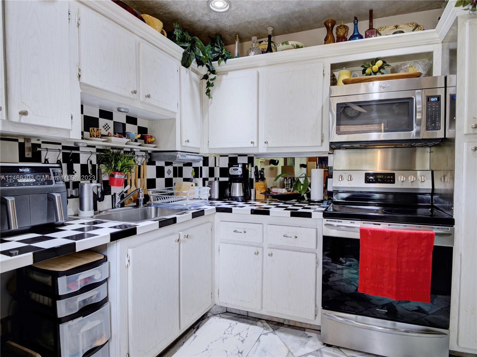 301 Cambridge Road, Unit 305 Hollywood, FL 33024 - Photo 17 of 45 Gallery Image 17