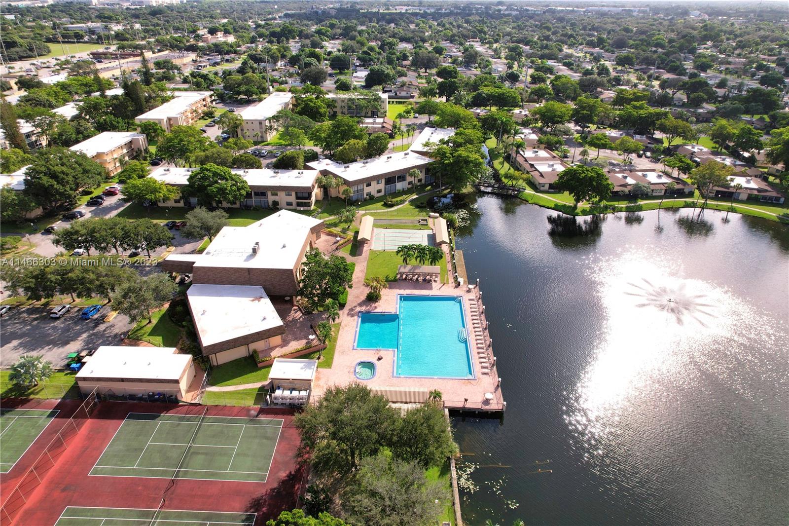 301 Cambridge Road, Unit 305 Hollywood, FL 33024 - Photo 22 of 45 Gallery Image 22