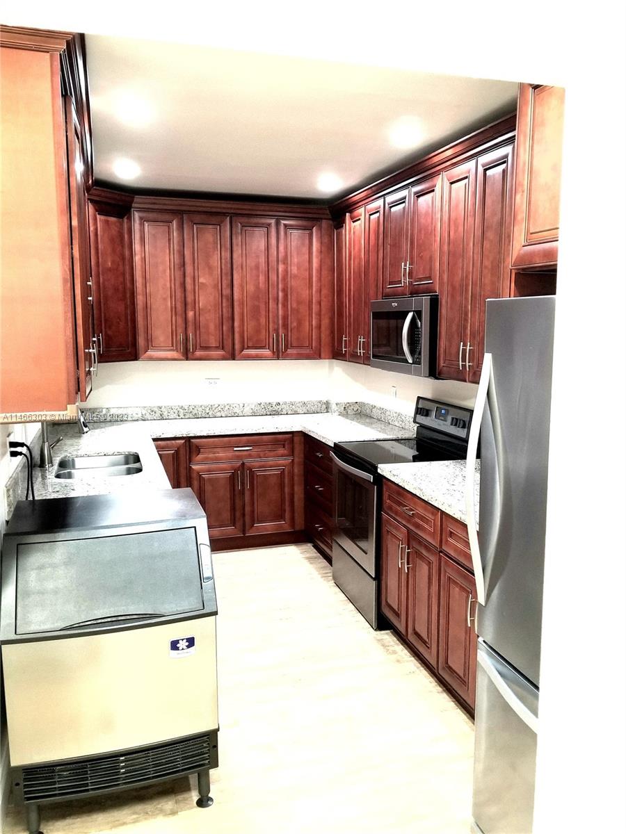 301 Cambridge Road, Unit 305 Hollywood, FL 33024 - Photo 43 of 45 Gallery Image 43