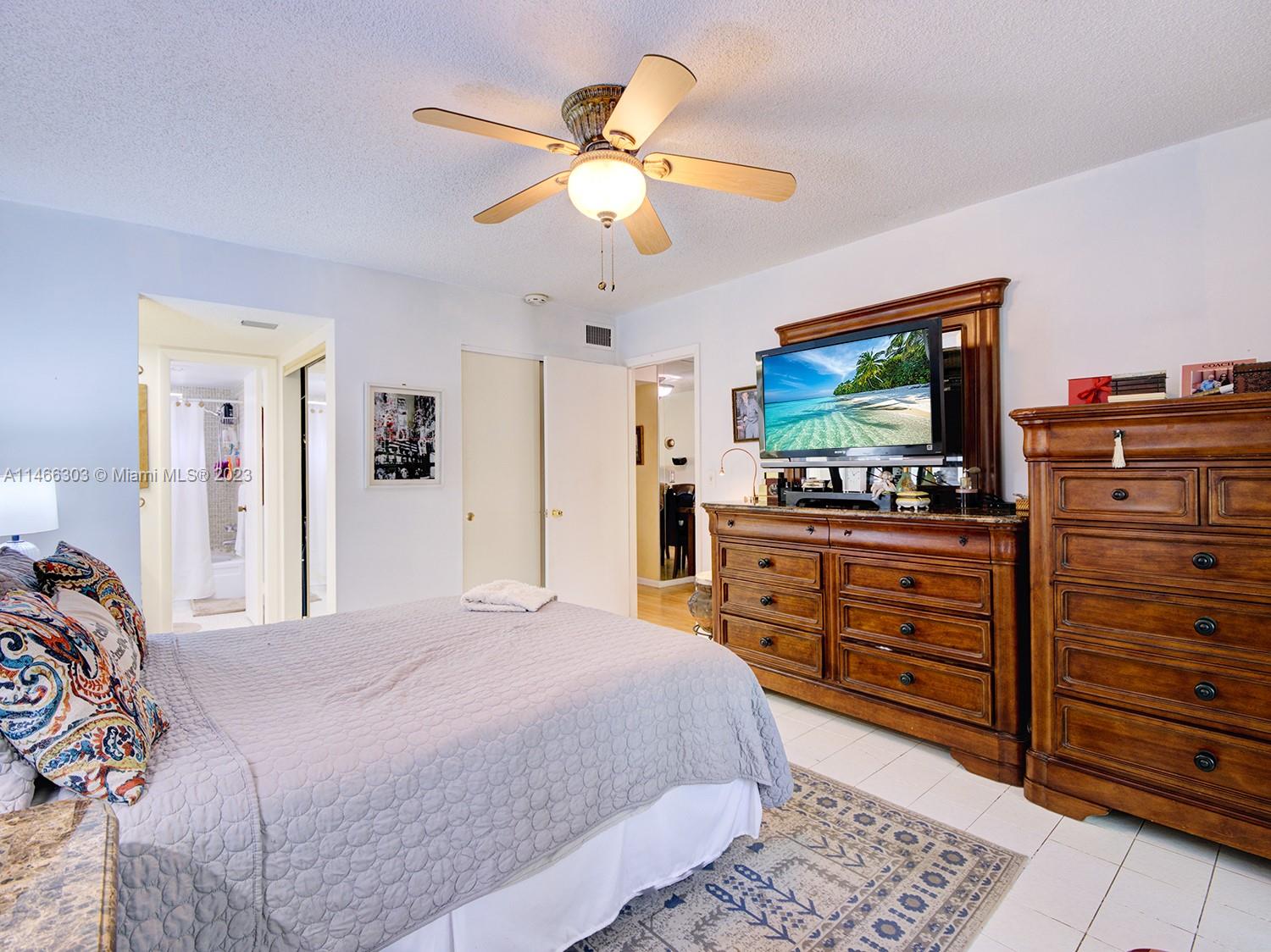 301 Cambridge Road, Unit 305 Hollywood, FL 33024 - Photo 9 of 45 Gallery Image 9
