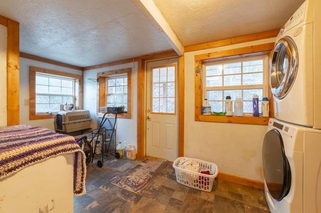 133 TJ Lane Murphy, NC 28906 - Photo 15 of 23 a view of a livingroom with furniture and a window