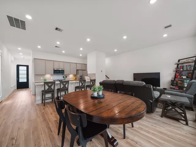 $2,200 | 674 Royal Arch Drive, Conroe, TX 77304