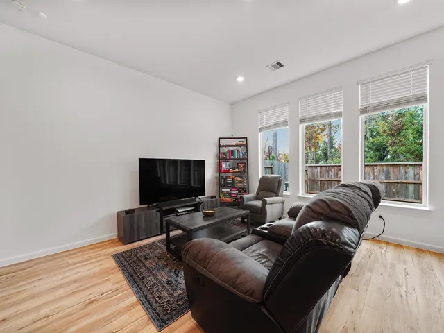 $2,200 | 674 Royal Arch Drive, Conroe, TX 77304