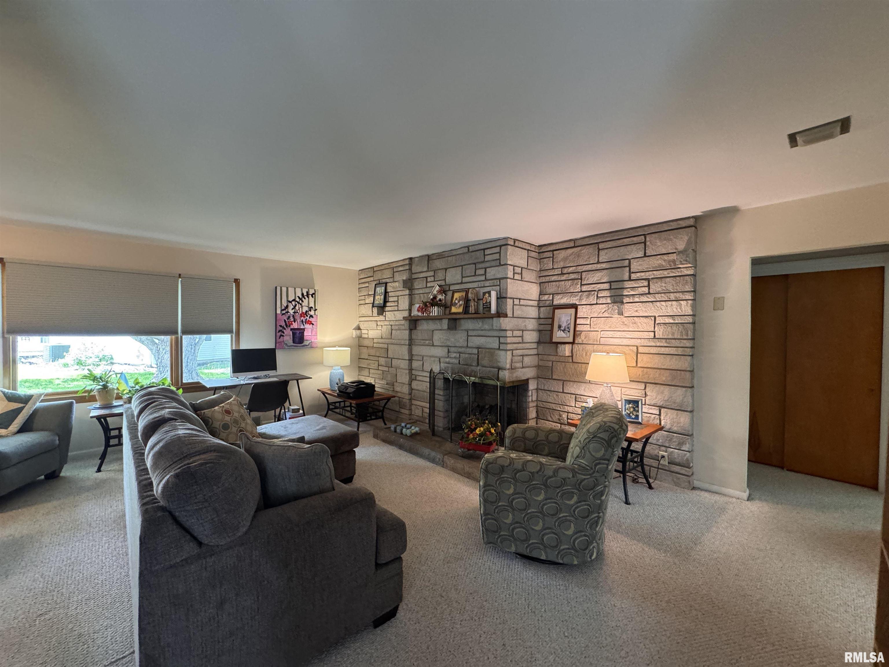 731 Madelyn Avenue Macomb, IL 61455 - Photo 2 of 23
