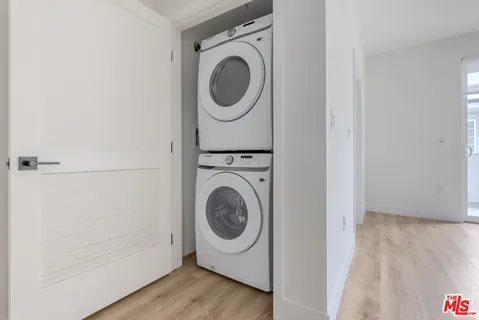 $2,650 | 5657 Virginia Avenue, Unit 202, Los Angeles, CA 90038