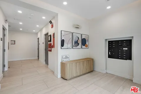 $2,650 | 5657 Virginia Avenue, Unit 202, Los Angeles, CA 90038