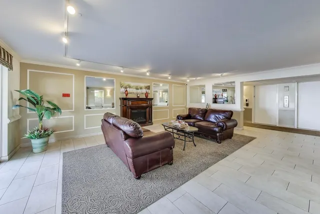 $175,000 | 841 North York Street, Unit 109, Elmhurst, IL 60126