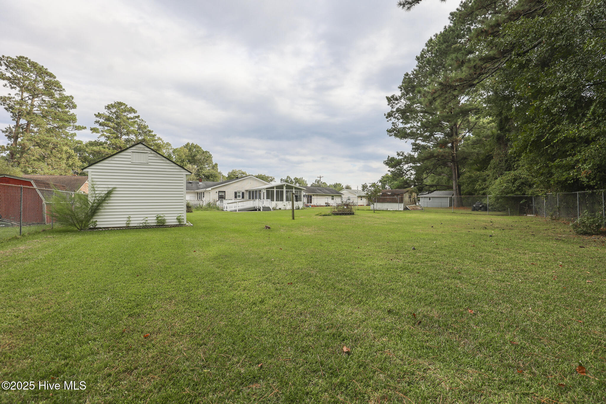 137 Cardinal Road Jacksonville, NC 28546 - Photo 48 of 61 137 Cardinal-53