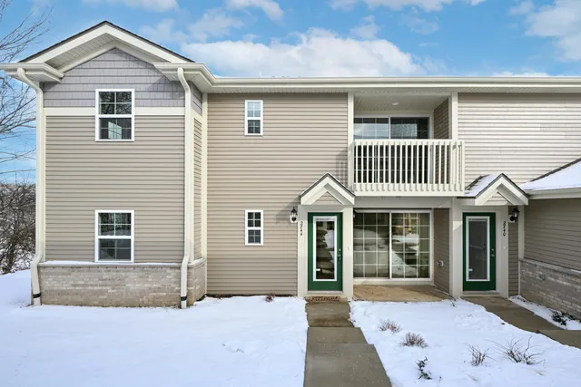 $299,900 | 2744 Hidden Drive, Unit 72, St. Francis, WI 53235