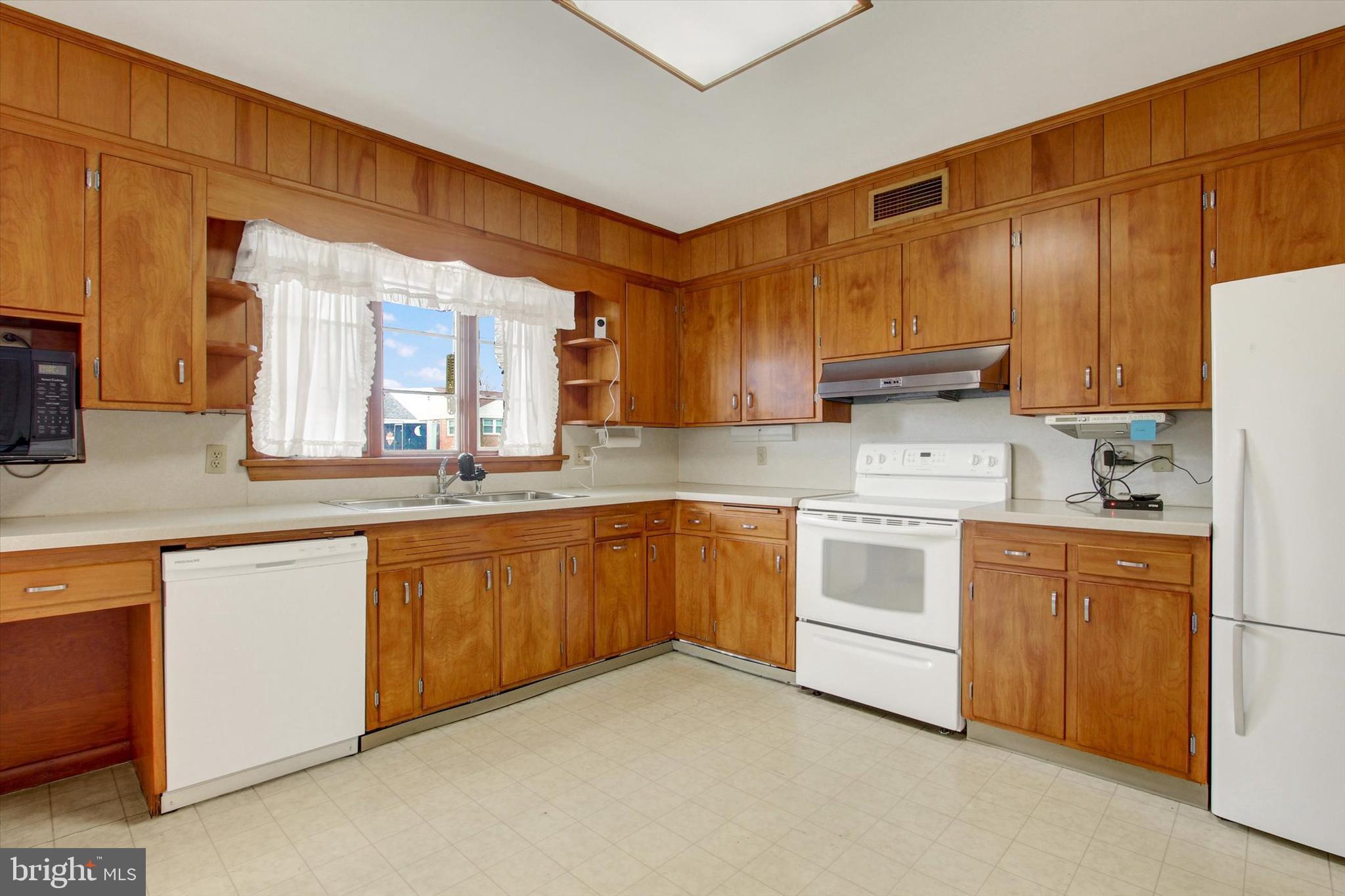 241 Charles Street Hanover, PA 17331 - Photo 13 of 40