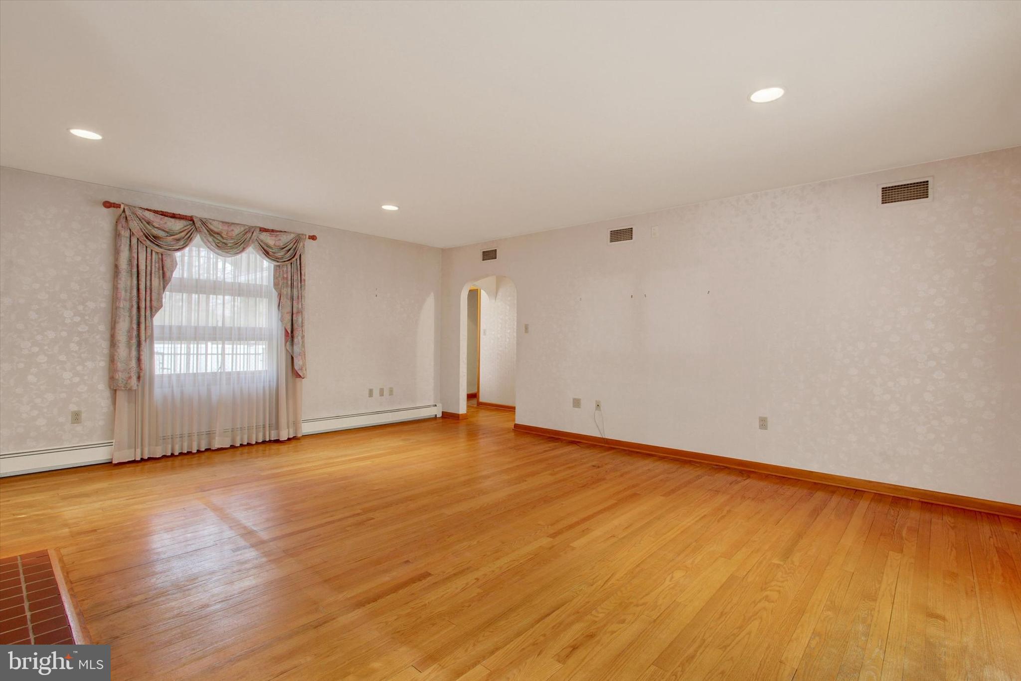 241 Charles Street Hanover, PA 17331 - Photo 5 of 40