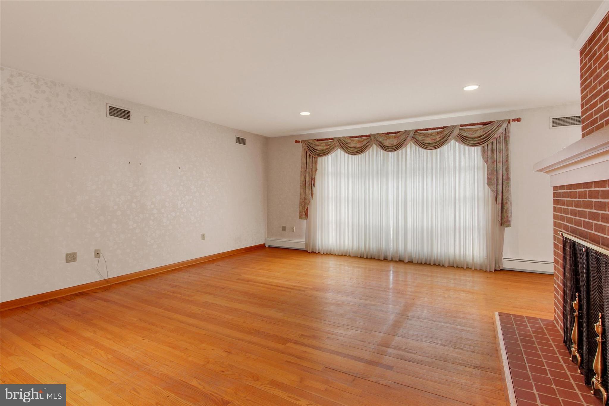 241 Charles Street Hanover, PA 17331 - Photo 6 of 40