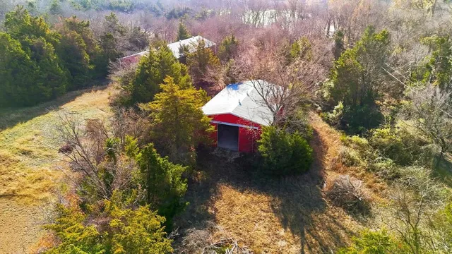 a view of a back yard
