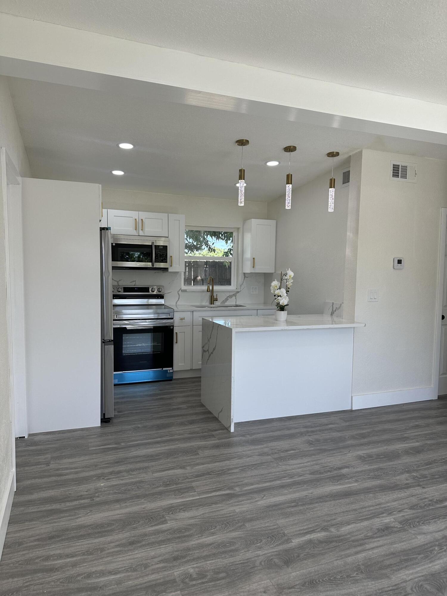 551 Oleander Road Lantana, FL 33462 - Photo 4 of 40 IMG_0207