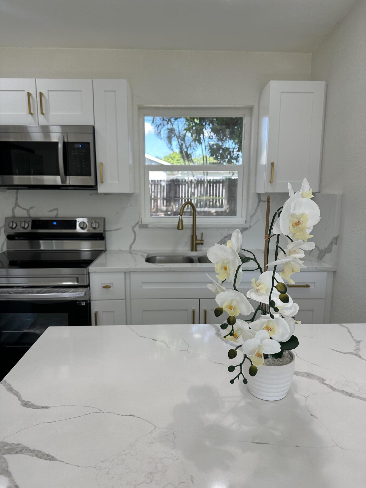 551 Oleander Road Lantana, FL 33462 - Photo 5 of 40 IMG_0211