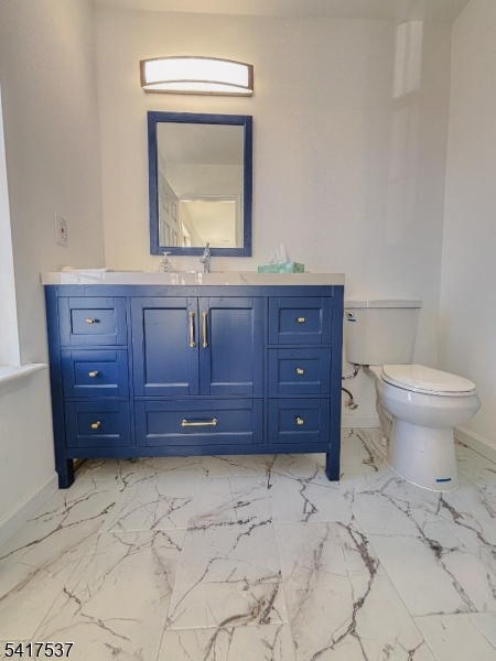 386 Inwood Court Somerset, NJ 08873 - Photo 21 of 34 a bathroom with a toilet sink and mirror