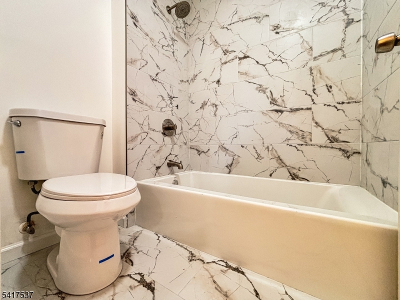 386 Inwood Court Somerset, NJ 08873 - Photo 29 of 34 a bathroom with a toilet and a bathtub