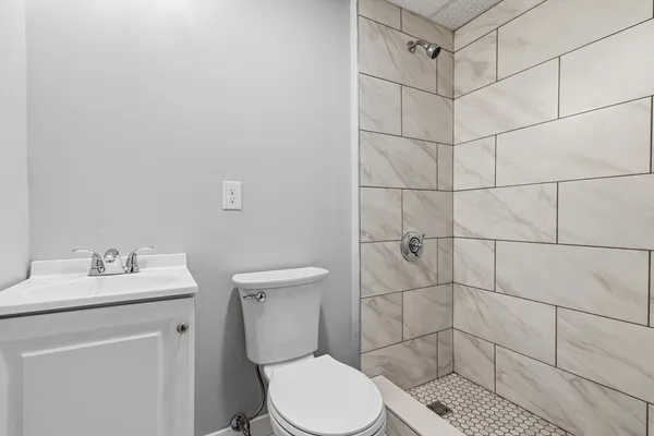 $2,100 | 255 Rodman Street, Unit 4, Fall River, MA 02721