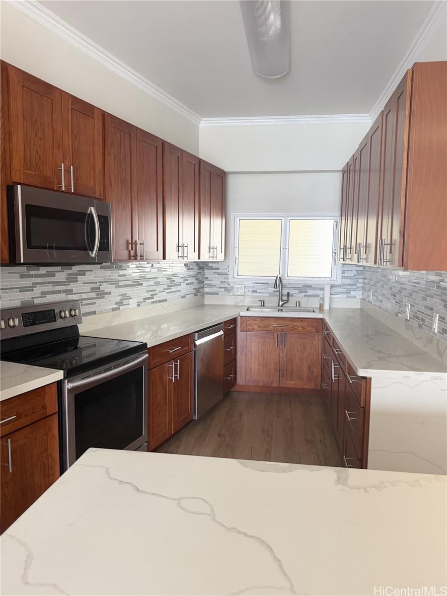 469 Ena Road, Unit 2103 Honolulu, HI 96815 - Photo 4 of 22 Kitchen is large with lots of natural light.