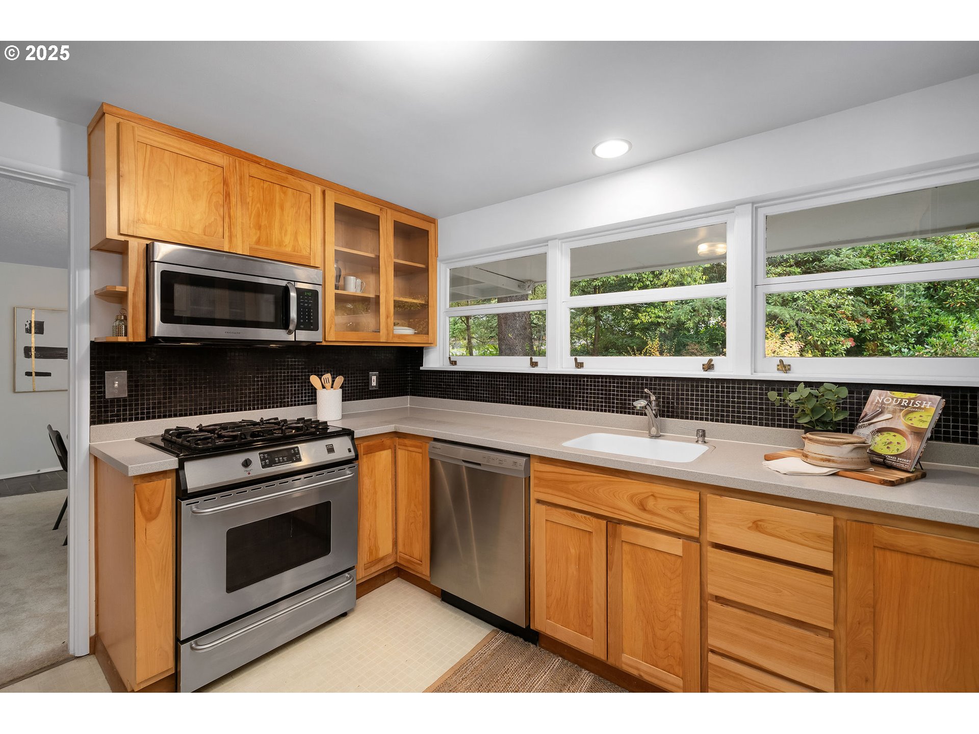 2818 Southwest Mitchell Court Portland, OR 97239 - Photo 17 of 37 Gallery Image 17