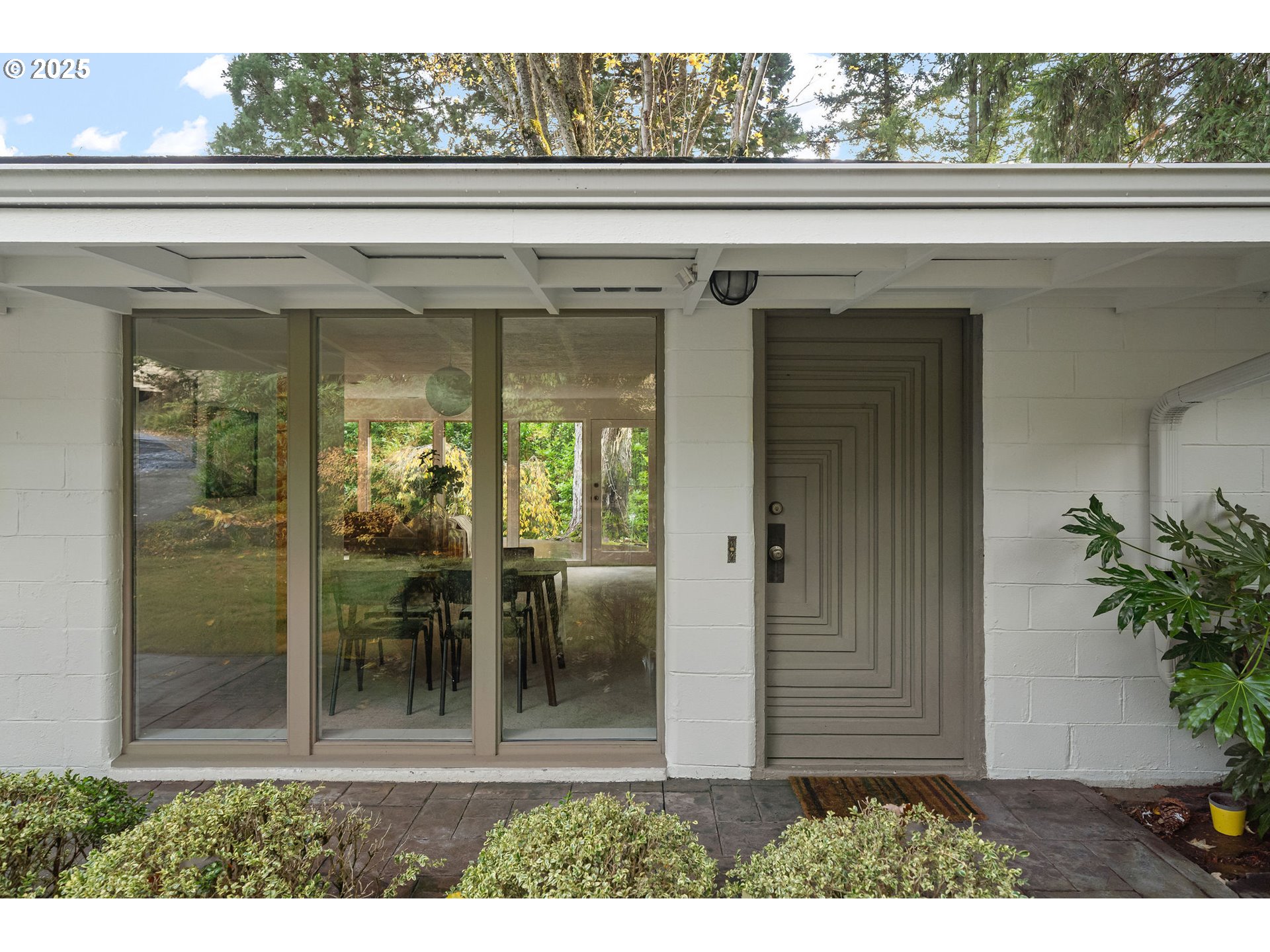 2818 Southwest Mitchell Court Portland, OR 97239 - Photo 2 of 37 Gallery Image 2