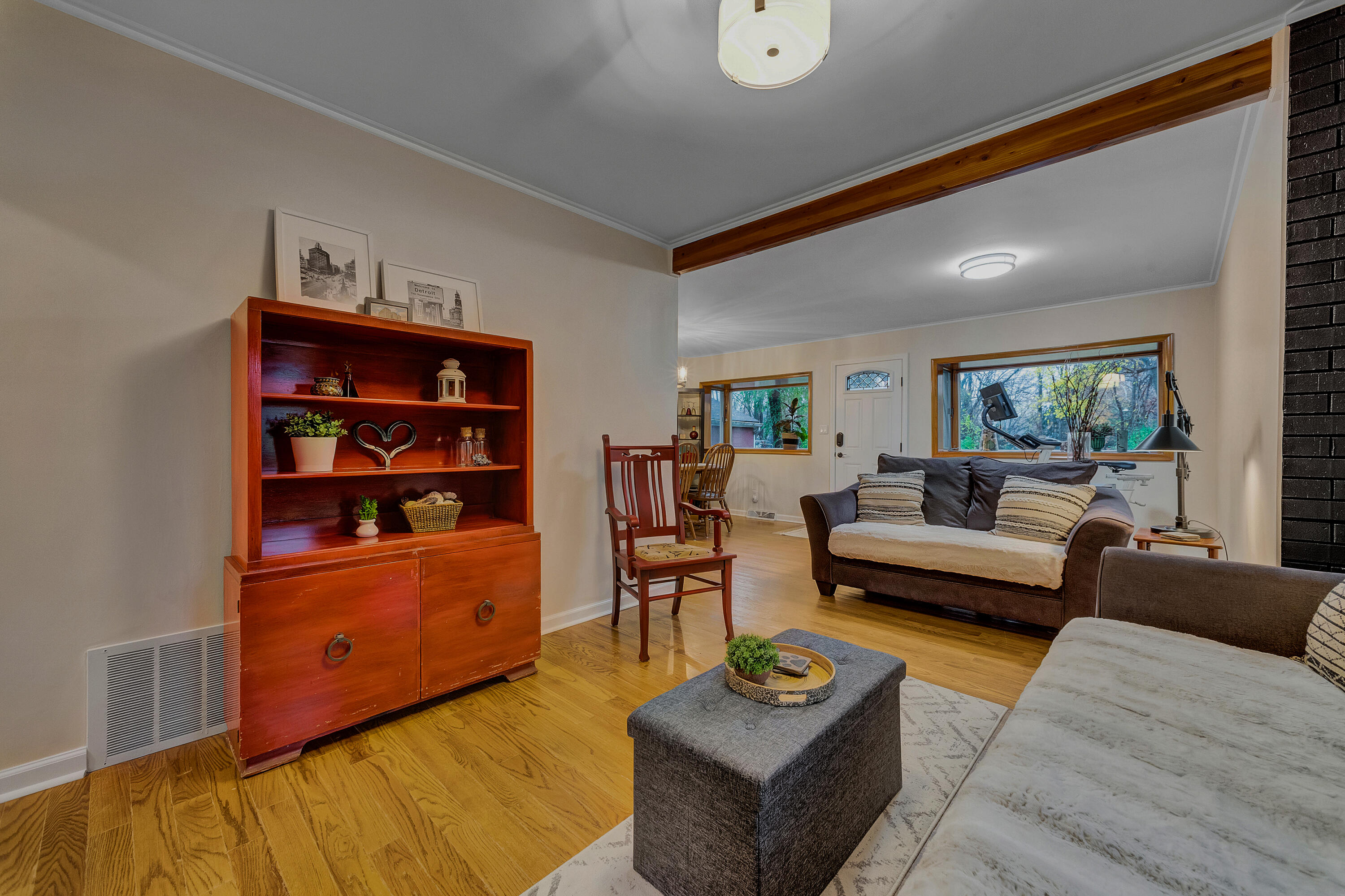 10270 Wayne Road Livonia, MI 48150 - Photo 22 of 50 living room