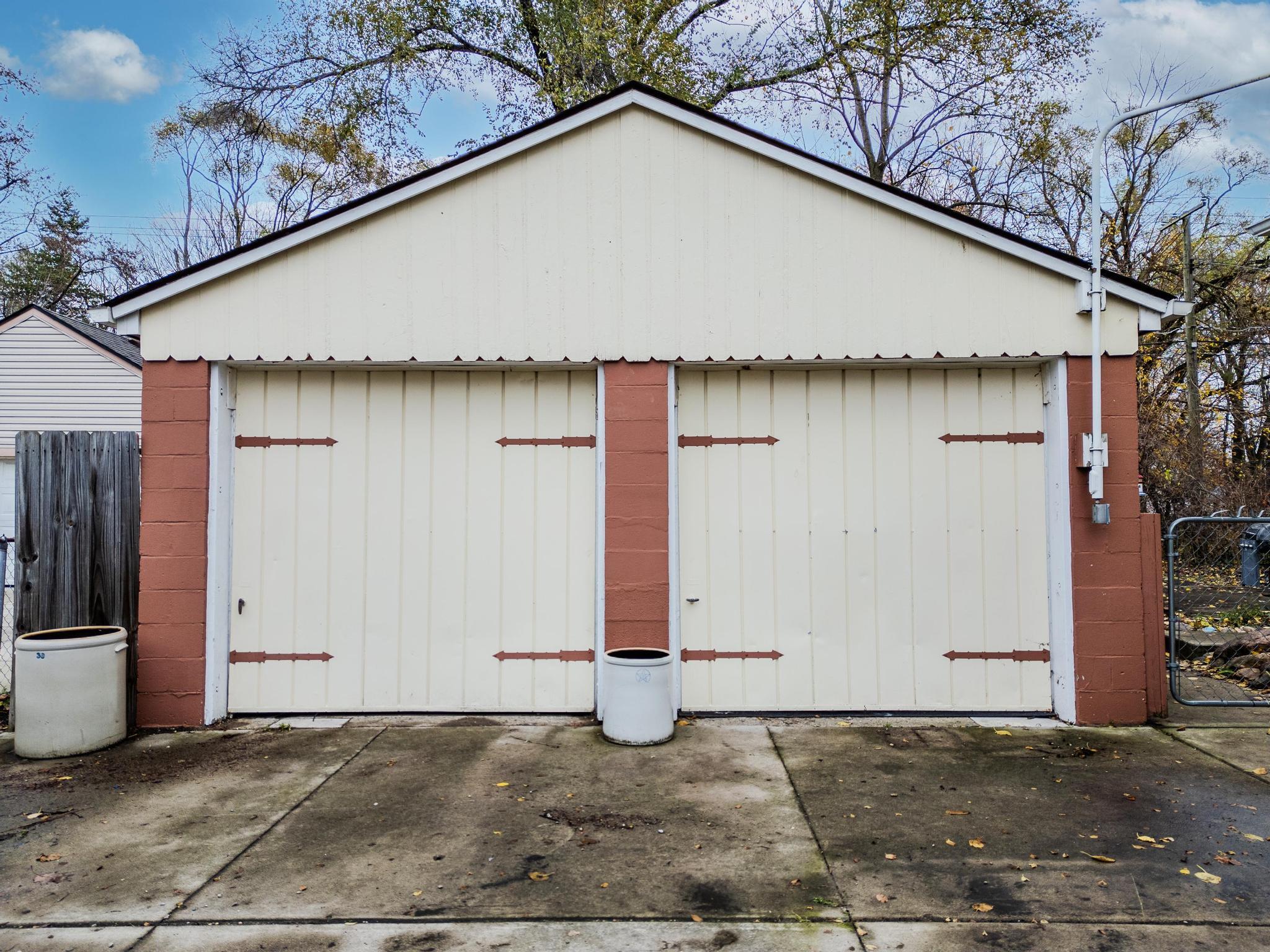 10270 Wayne Road Livonia, MI 48150 - Photo 46 of 50 garage exterior