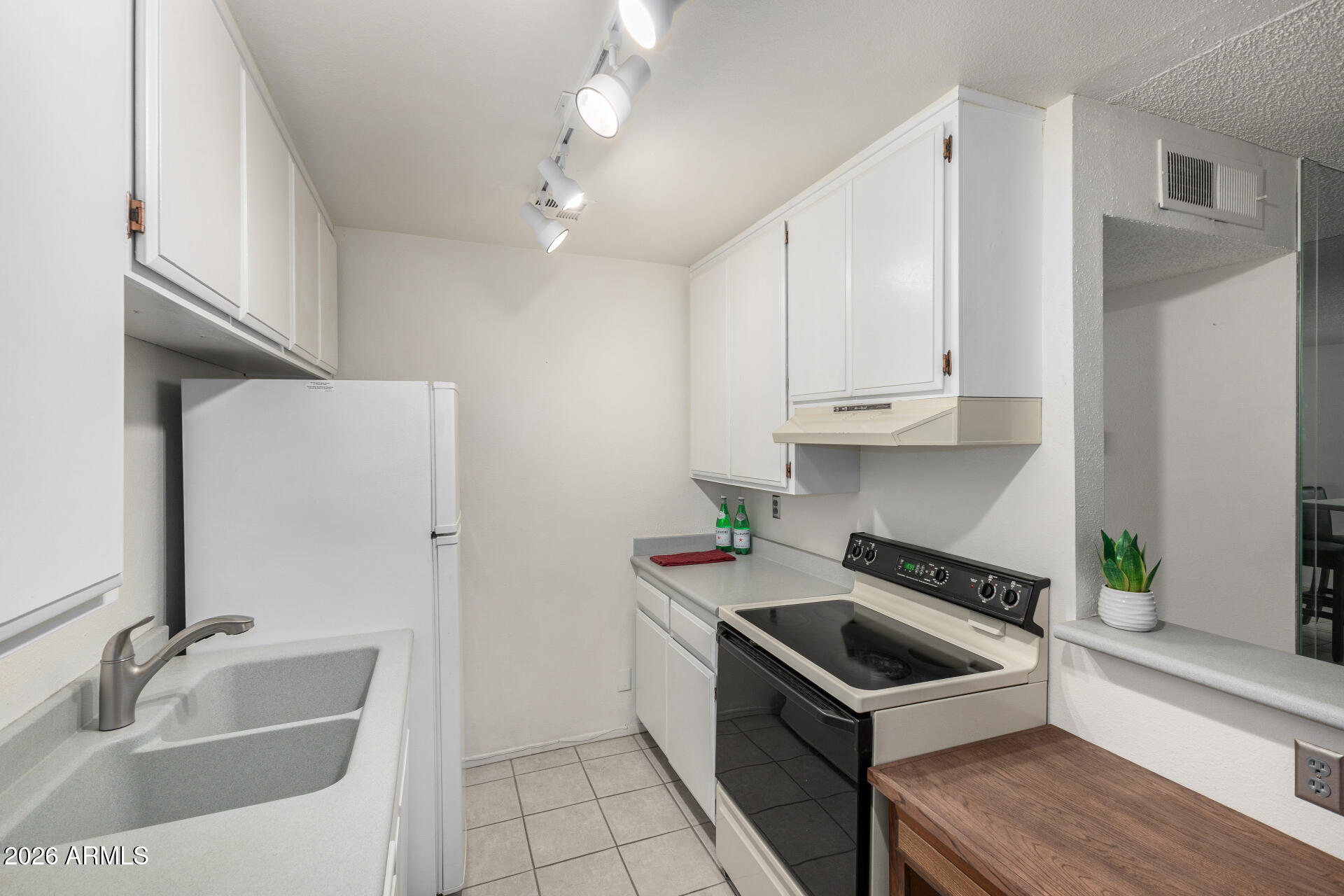 5525 East Thomas Road, Unit M16 Phoenix, AZ 85018 - Photo 15 of 36